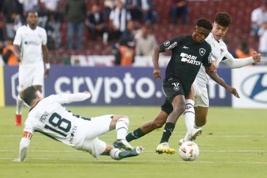 Botafogo sofre com altitude, perde para LDU e se complica na Libertadores