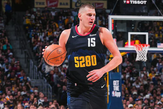 Jokic ofusca trio dos Lakers, Nuggets vencem e abrem 2 a 0 nos playoffs da NBA