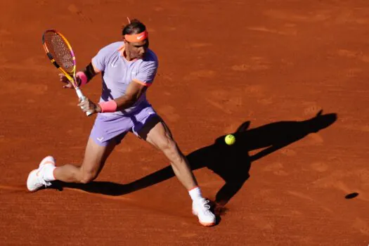 Nadal retorna às quadras e vence sem dificuldades em Barcelona