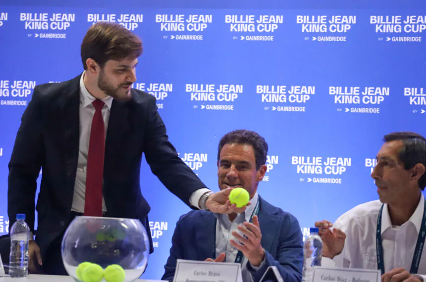 Felipe Becaríais, secretário de Esportes do município de São Paulo, sorteia o primeiro nome da Billie Jean King Cup no Brasil