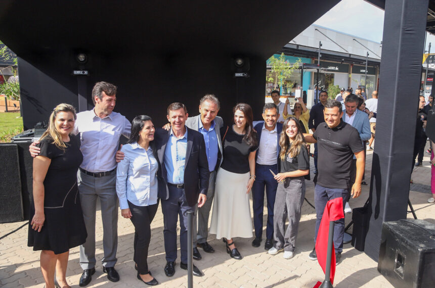 Autoridades e representantes do Outlet Premium na inauguração do empreendimento