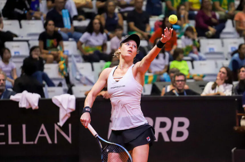 Laura Siegemund sacando em jogo da Billie Jean King Cup nesta sexta (12) em São Paulo