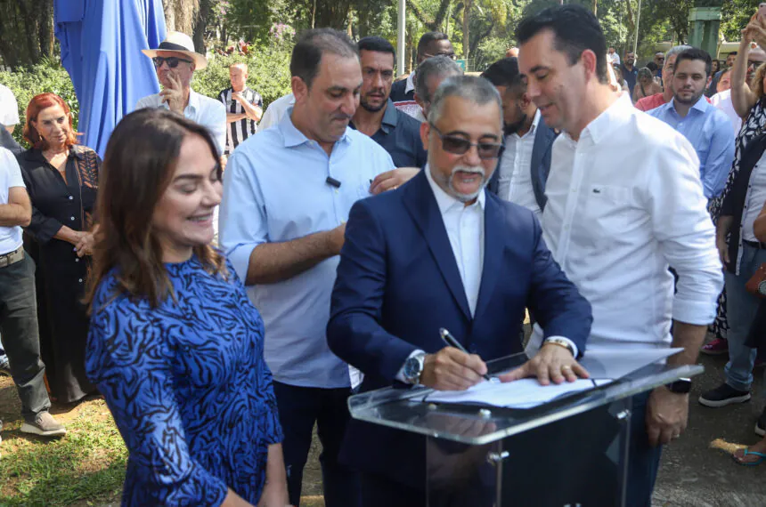 Eloy Ferreira, presidente da incorporadora America Realty, que doou a estátua, assina termo na inauguração do monumento