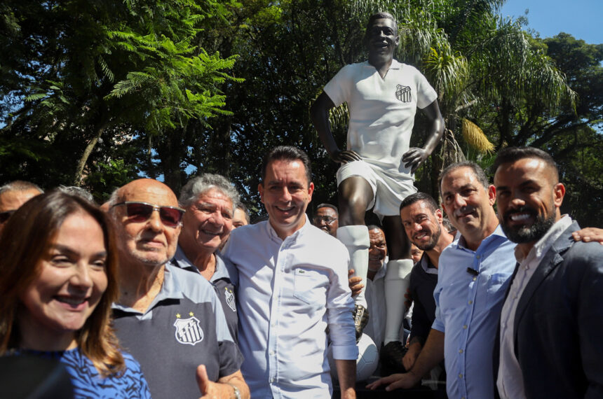 Estátua do Rei Pelé fica em frente ao local onde a lenda do futebol marcou seu primeiro gol como profissional