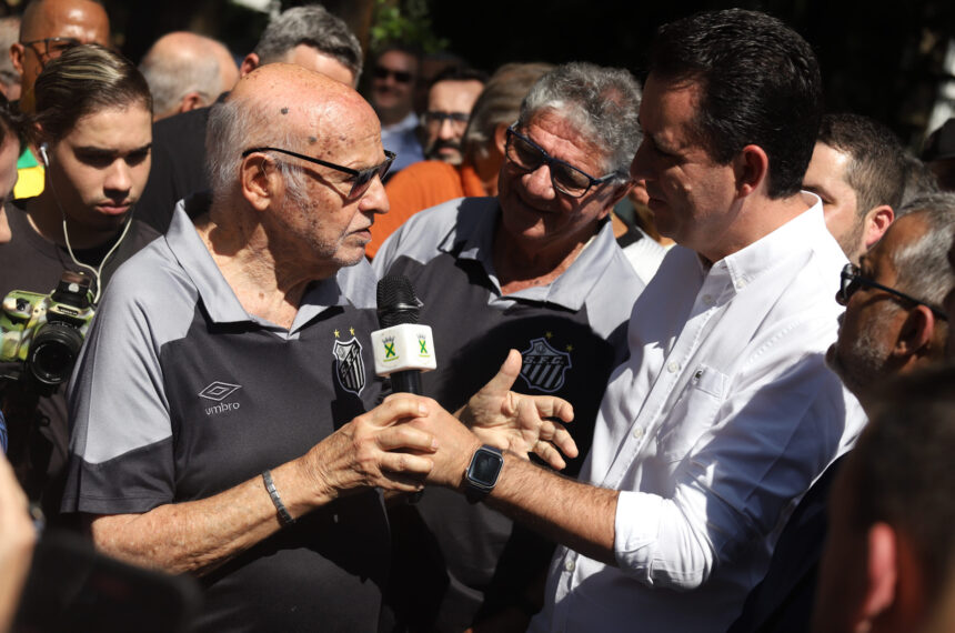 Ídolos do Santos, Pepe e Manoel Maria, ao lado do prefeito Paulo Serra na entrega da estátua do Rei Pelé