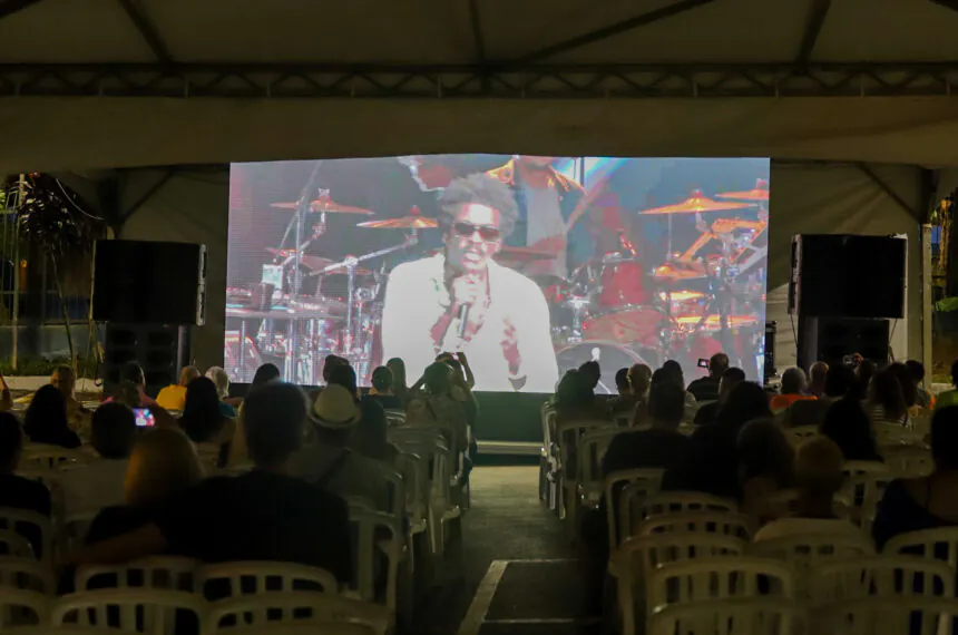 Estrutura montada do lado de fora do teatro para quem não conseguiu ingresso poder acompanhar o show