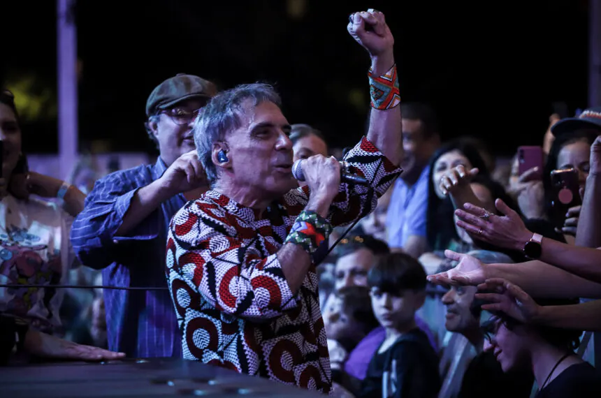 Arnaldo desce do palco para a loucura do público