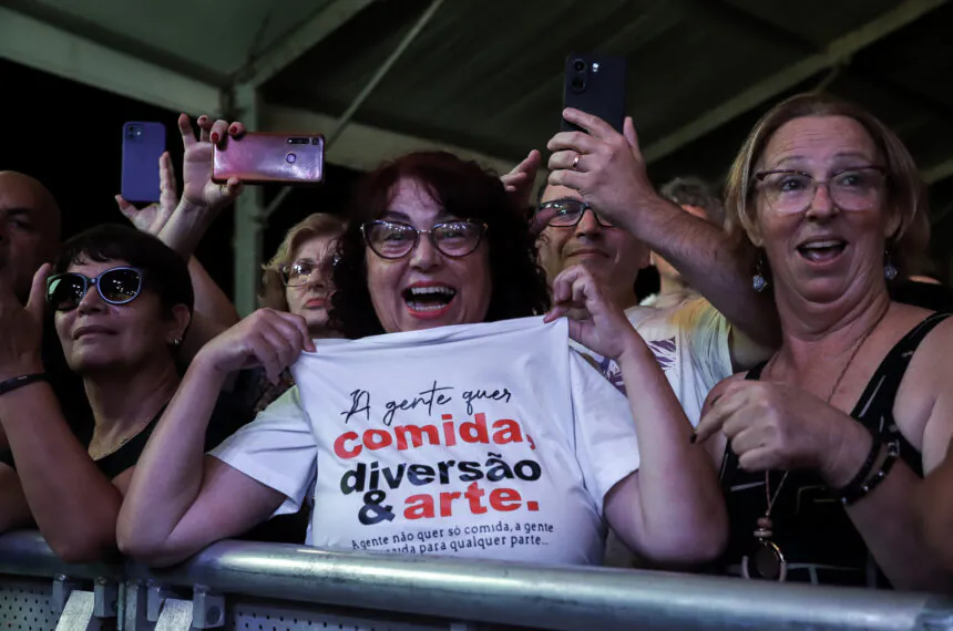 Clássico dos Titãs estampava a camiseta de uma fã no show de Arnaldo Antunes