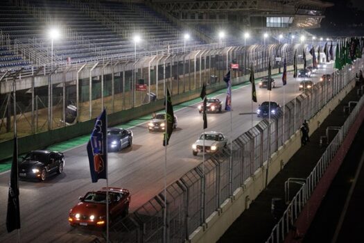 Ford comemora os 60 anos do Mustang com desfile histórico em Interlagos