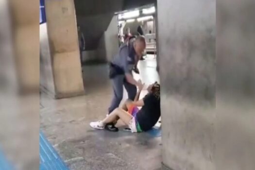 Policial militar é filmado dando tapa em pessoa dentro de estação do metrô de SP