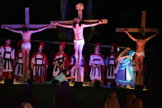 8.000 pessoas se emocionam com retomada da encenação da Paixão de Cristo em Nova Odessa