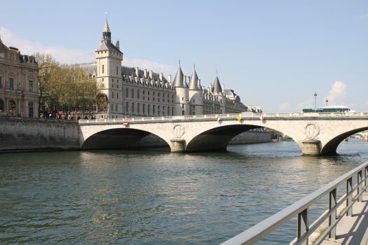 Pont_au_Change_and_Palais_de_justice,_Paris_20_April_2021_001