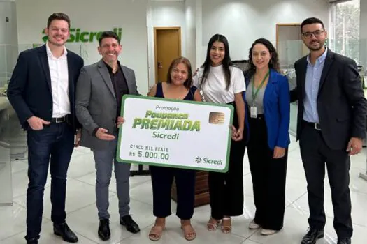 Sicredi entrega prêmio da Promoção Poupança Premiada a associada de Santo André