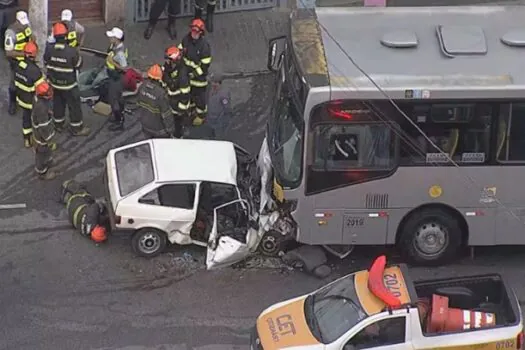 Acidente entre ônibus e carro deixa três mortos na zona leste de SP