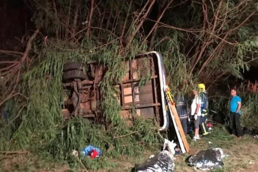 Três morrem após ônibus tombar no PR; grupo voltava de evento religioso