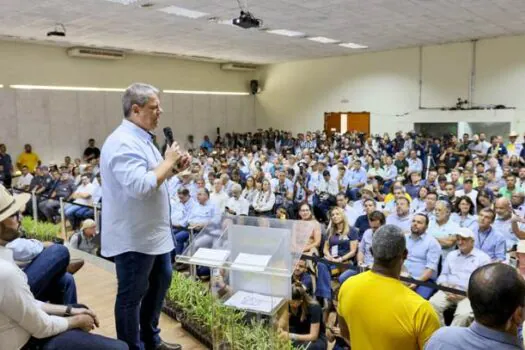 Agrishow: governador visita estandes e entrega títulos, poços profundos e tratores