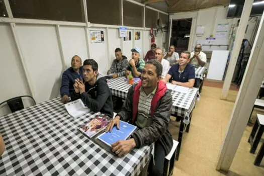 Dia da Educação: empresa alfabetiza colaboradores em canteiros de obras