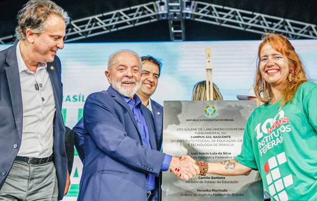 “Educação faz as pessoas viverem melhor”, diz Lula na inauguração da pedra fundamental do campus Sol Nascente do IFB