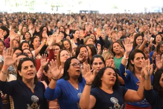 Padres Marcelo Rossi e Reginaldo Manzotti se reúnem com milhares de mães na Canção Nova