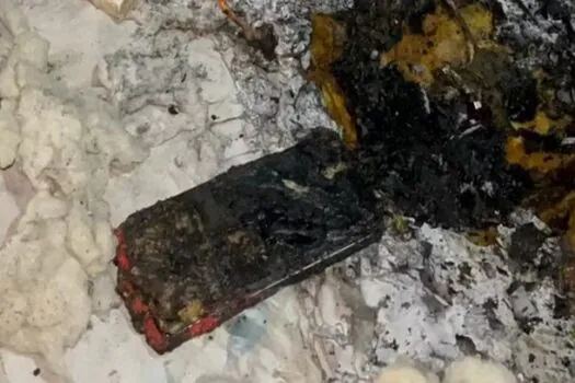 Celular explode enquanto carregava e causa incêndio em apartamento em SC