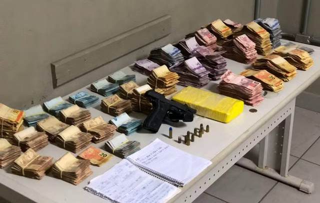 Polícia acha ‘cofre’ em painéis de carros com R$ 153 mil escondidos