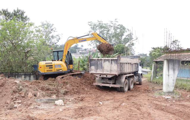 Ribeirão Pires inicia construção de quadra na EM Yoshihiko Narita