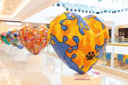 Corações gigantes da expo ‘Art Of Love’ colorem os corredores do Miramar Shopping