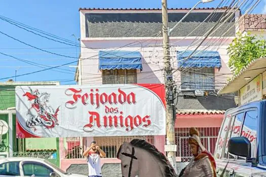 Devotos de São Jorge fazem feijoada no Rio para comemorar dia do santo