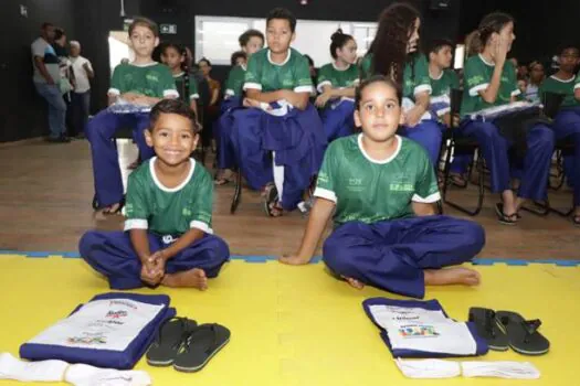 Ribeirão Pires entrega kimonos para alunos de judô do CEU Quarta Divisão