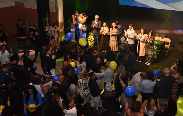 Escola de Ouro Andreense entrega 300 diplomas em noite especial