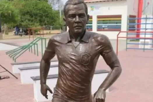 Estátua de Daniel Alves será recolhida de Juazeiro após recomendação do MP da Bahia