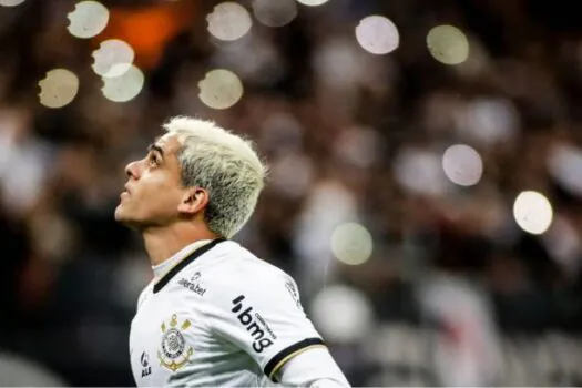 Alvo das organizadas, Fagner vira capitão e tenta se reerguer no Corinthians