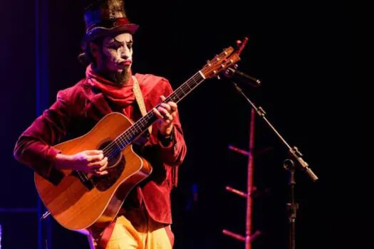 Fernando Anitelli celebra espetáculo O Teatro Mágico – Voz & Violão, em São Caetano