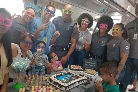 Entusiasta da ferrovia, Thomas ganha festa de aniversário de 6 anos em trem da ViaMobilidade