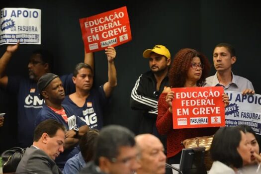 Sindicato assina acordo para dar fim à greve dos professores federais