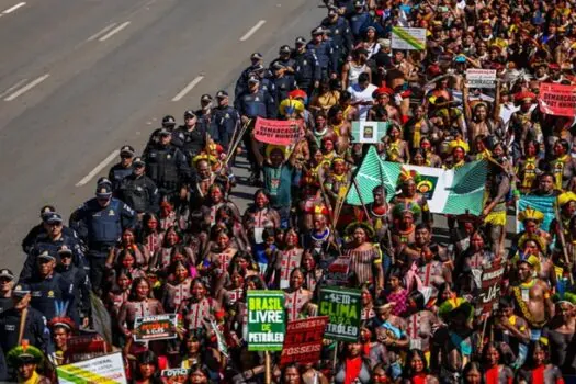 Milhares de indígenas marcham em Brasília