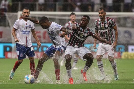 Chuva alaga gramado da Fonte Nova e interrompe parte do jogo entre Bahia e Fluminense