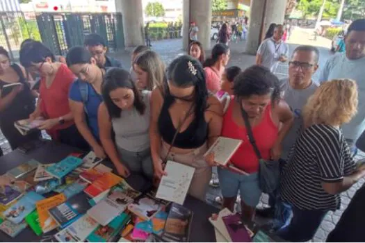 Letraria Cultural distribui 300 livros gratuitamente na estação de metrô Capão Redondo