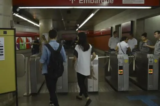 Homem pula catraca do Metrô de SP e é baleado por bombeiro