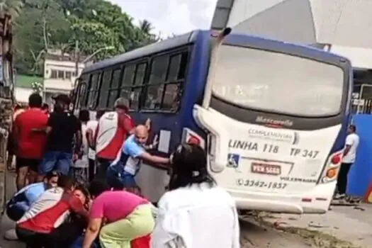 Micro-ônibus desgovernado atropela fiéis em procissão e mata quatro em Pernambuco