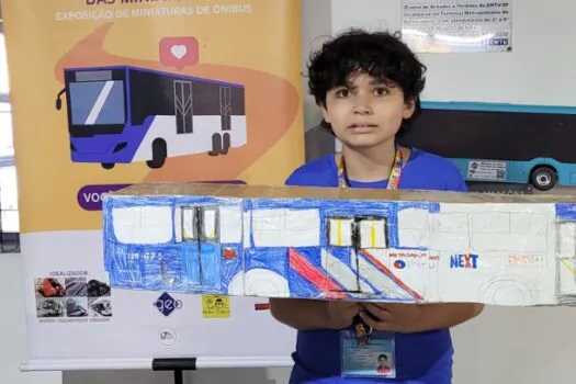 Minibusólogo com autismo constrói miniaturas de ônibus da EMTU