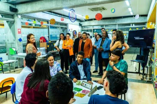 Em Medellín, ministra da Cultura visita iniciativas voltadas ao fortalecimento do livro e da leitura