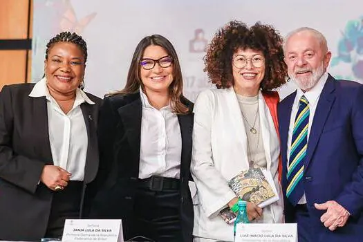 Ao lado de Lula, ministra da Cultura participa da abertura da 36ª Feira do Livro de Bogotá