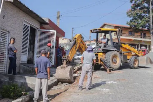 Obras de pavimentação da Vila Gomes seguem aceleradas