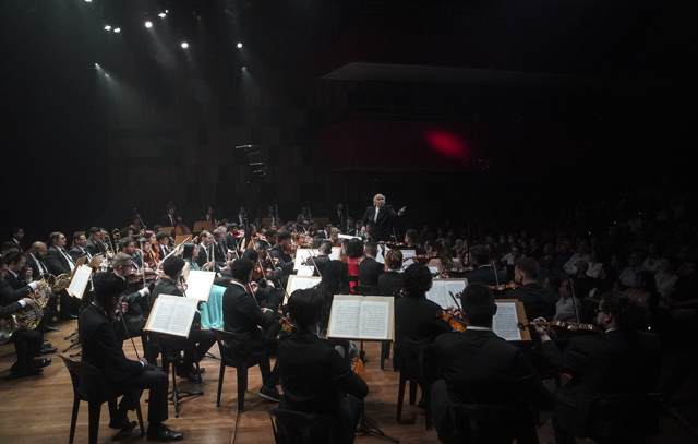 Orquestra Sinfônica Heliópolis e Isaac Karabtchevsky apresentam Mozart e Mendelssohn no Teatro B32