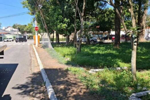 Moradores derrubam cerca em praça que é alvo de briga entre Prefeitura de SP e ex-juiz