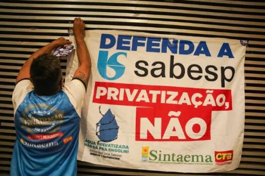 Movimentos sociais protestam contra privatização da Sabesp no centro de SP