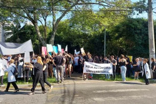 Protesto pacífico da FMABC reúne 300 pessoas em frente ao Hospital Mário Covas