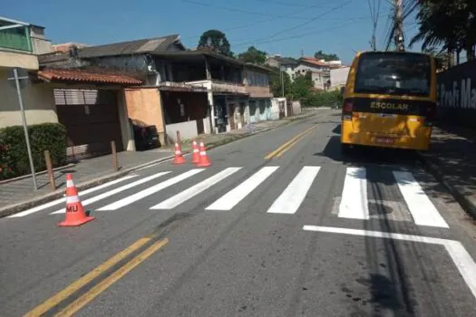 Ribeirão Pires realiza instalações de novas placas e melhoria na sinalização horizontal 