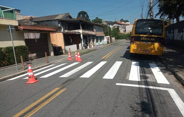 Ribeirão Pires realiza instalações de novas placas e melhoria na sinalização horizontal 